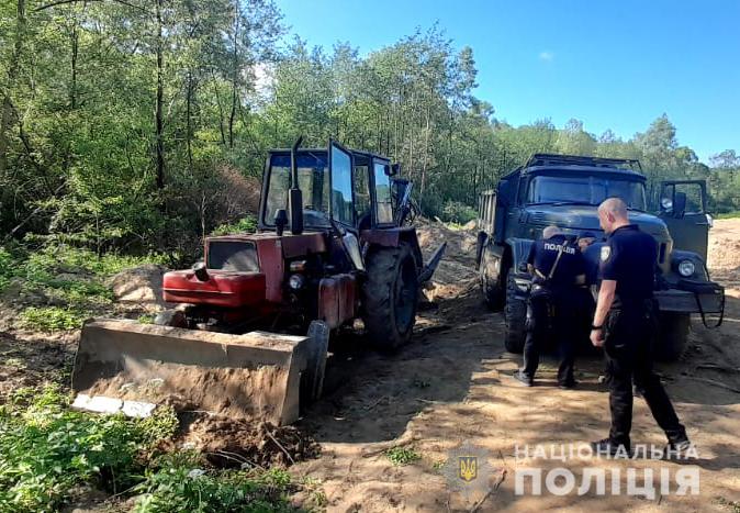 Exploatări ilegale de nisip și pietriș descoperite în Lucavăț, regiunea Cernăuți