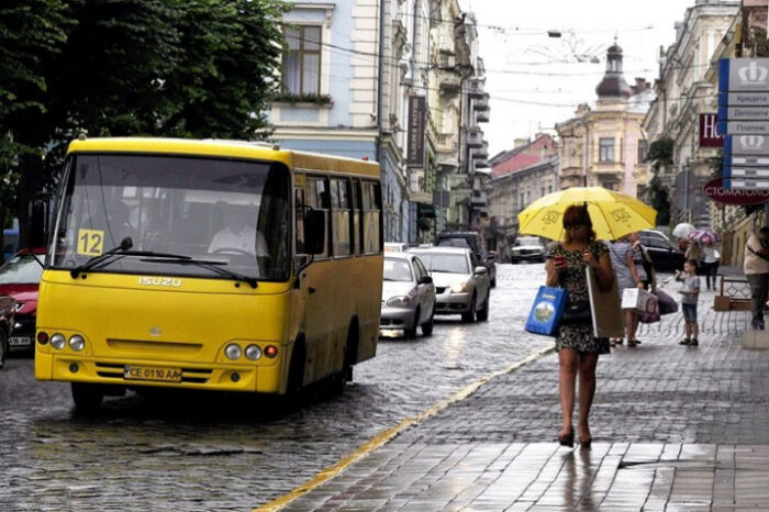 Cernăuți: De astăzi o călătorie cu microbuzul costă 10 grivne