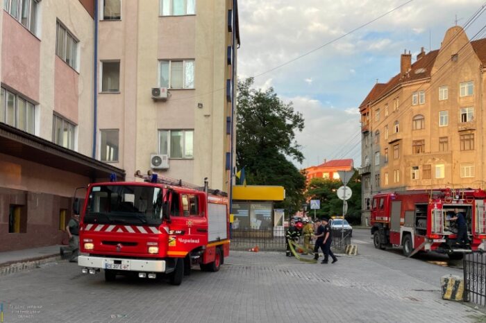 Panică la Cernăuți. Un oficiu poștal a luat foc (FOTO)