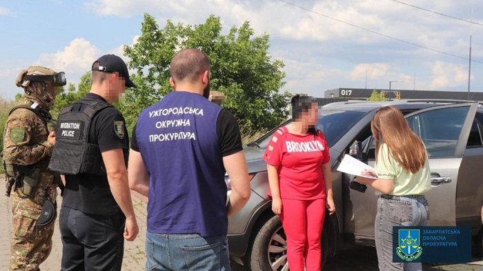 O femeie din Ciop suspectată de transportarea bărbaților de vârsta recrutării în strinătate