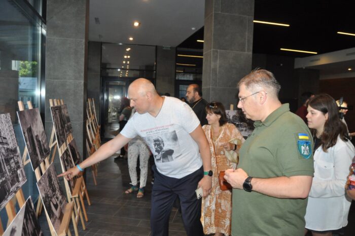 „Un obuz mi-a lovit casa”. Expoziție fotografică la Cernăuți (FOTO)