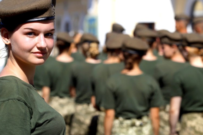 În Ucraina va fi introdusă o uniformă militară unificată pentru femei