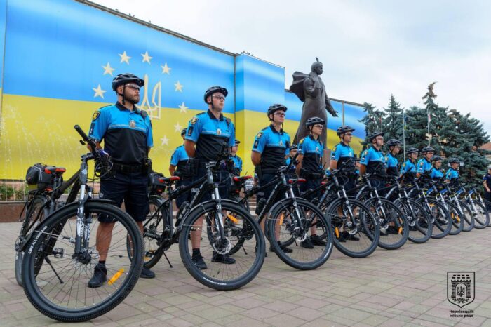 Polițiștii din Cernăuți au început să patruleze pe biciclete în locurile publice din oraș