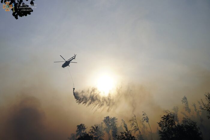 În Transcarpatia, lichidarea unui incendiu forestier durează de mai bine de trei zile