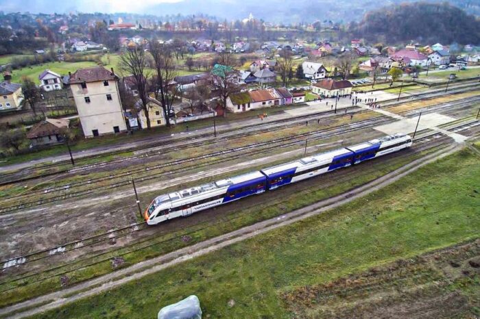 Un tren ucrainean a făcut o cursă de probă pe calea ferată restaurată din Transcarpatia până în România