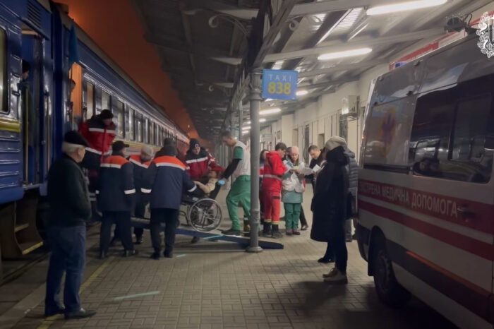 În Cernăuți a sosit un tren de evacuare cu 13 persoane cu dizabilități din regiunea Donețk (VIDEO)