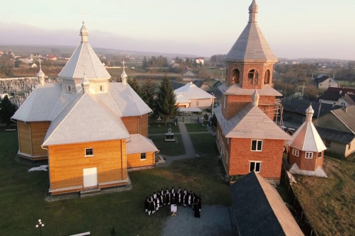 Corul „Fiii Arboroasei” de la biserica Sf. Arhangheli Mihail și Gavriil din Iordănești - „Colind pentru Arboroasa”