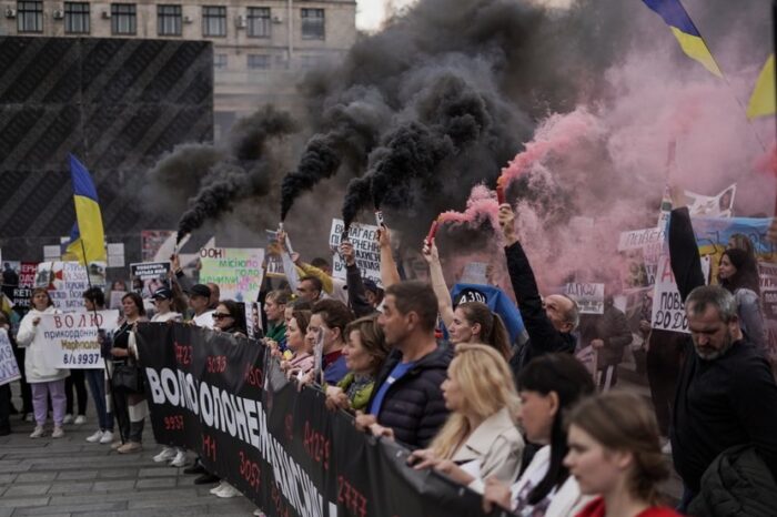 PROPAGANDĂ DE RĂZBOI: Mamele și soțiile militarilor ucraineni uciși în lupte protestează față de război