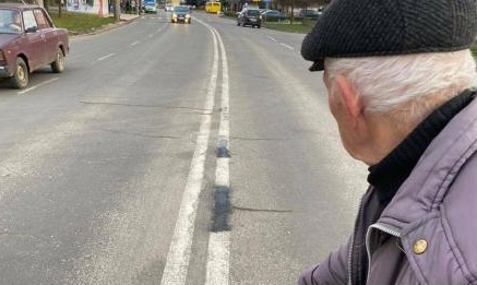 Un pensionar din Transcarpatia a corectat marcajele rutiere cu vopsea pentru a-i fi mai convenabil să se întoarcă cu mașina