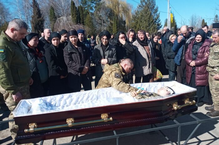 Cernăuțenii și-au luat rămas bun de la militarul Mîhailo Tkaciuk (FOTO)