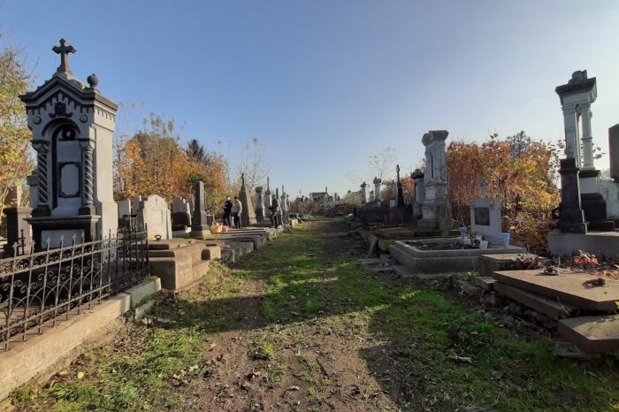 Nici morții nu mai au liniște! Circa 200 de morminte românești din cimitirul central al orașului Cernăuți vor fi scoase la licitație