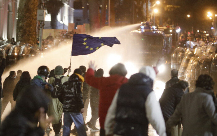 Proteste violente în Georgia, din cauza unei legi controversate