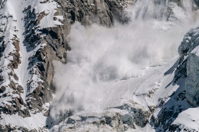 Pericol de avalanșă în Carpați. Turiștii sunt sfătuiți să se abțină de la drumeții în munți