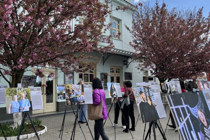 „Persoanele strămutate în Transcarpatia – viață fără stereotipuri” – expoziție de fotografii la Ujgorod