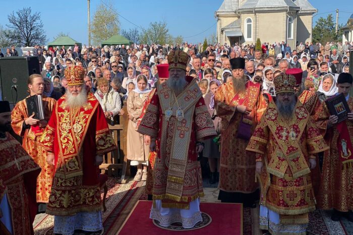 Românii ortodocşi din regiunea Cernăuți, adunaţi la Mănăstirea Leorda din Pătrăuţii de Sus de sărbătoarea Sfintelor Femei Mironosiţe (FOTO)