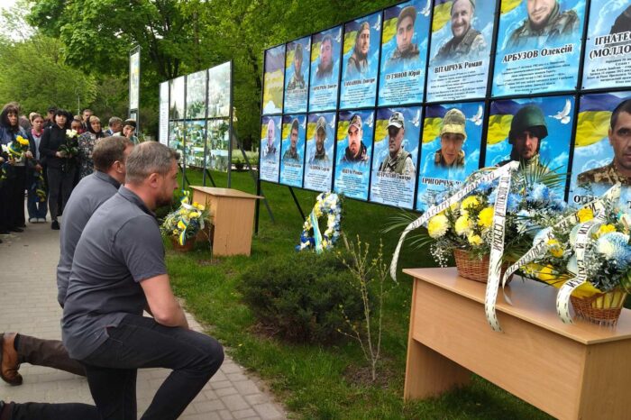 O alee consacrată militarilor ucraineni, inaugurată în centrul orașului Noua Suliță