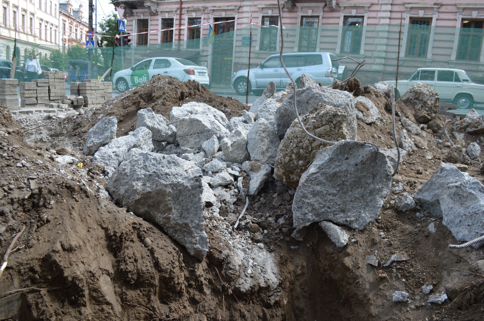 4. Momente de la descoperirea fundației monumentului Poetului din fostul Parc „Arboroasa”.