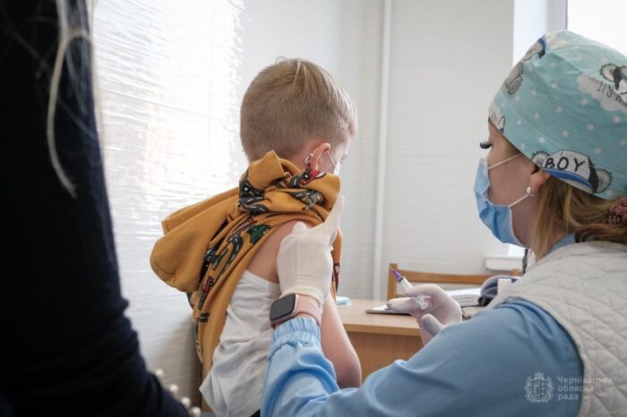 În regiunea Cernăuți a început campania de vaccinare a copiilor împotriva rujeolei