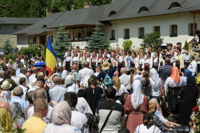 Sfântul Voievod Ştefan cel Mare, sărbătorit la Putna, de mii de credincioşi (FOTO)