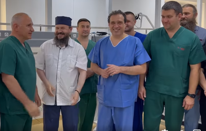 Un cunoscut chirurg cardiac a efectuat cu succes prima operație pe inimă la Clinica „Sfântul Luca” din Banceni 