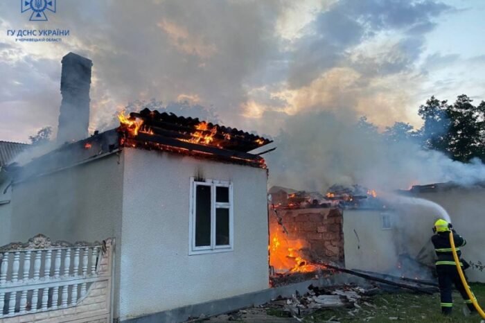 Casa mistuita de flăcări, la Ropcea