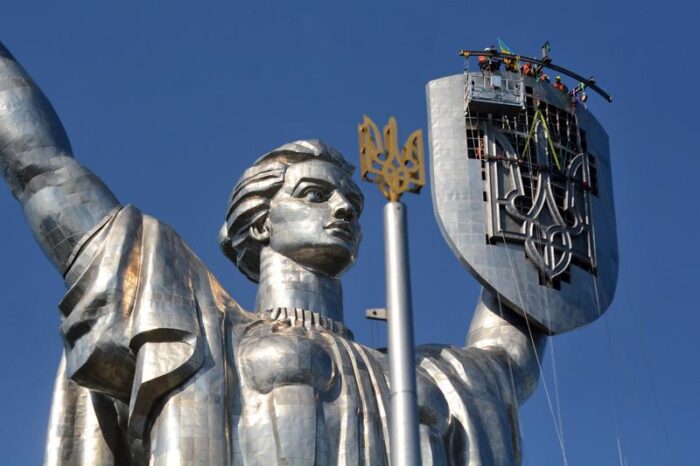 Ucraina a scos simbolurile sovietice de pe monumentul Patriei Mamă din Kiev