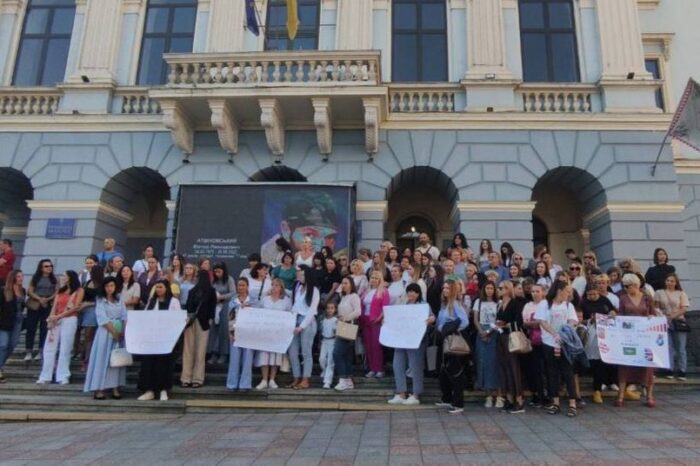 Cernăuți: În fața Primăriei la protest au ieșit părinții elevilor Liceului Nr. 7