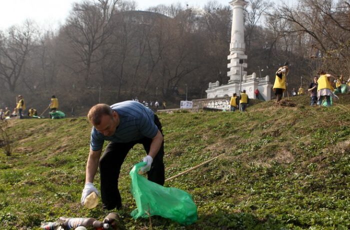 Peste o mie de oameni s-au unit pentru a participa la salubrizarea regiunii Cernăuți