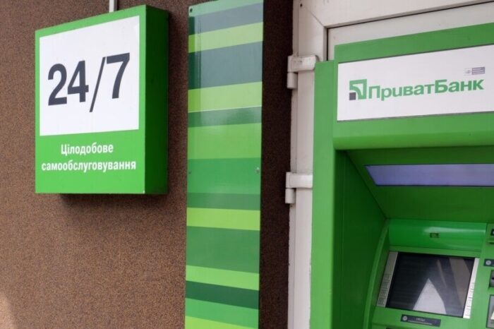 Ucrainenii care locuiesc în Cehia, România și Germania pot primi carduri PrivatBank prin Nova Poshta