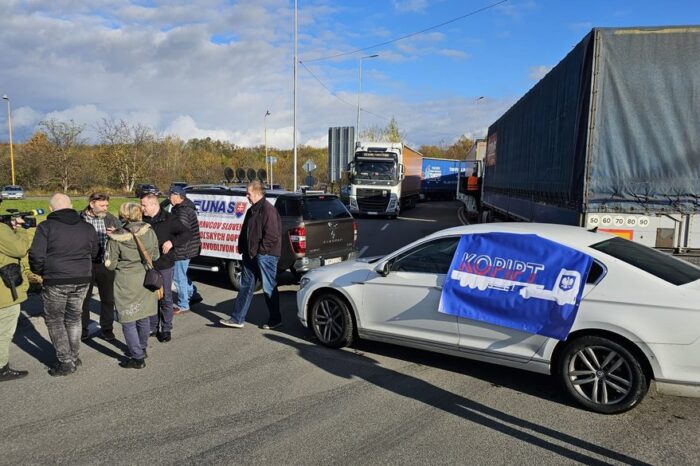 Transportatorii din Slovacia au blocat timp de o oră frontiera cu Ucraina