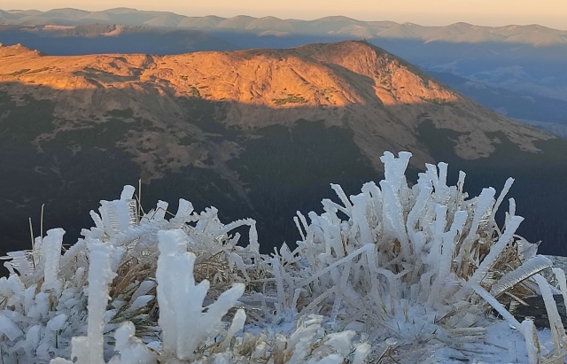 Fotografia zilei: „Cristal de munte" pe vârful Pop Ivan