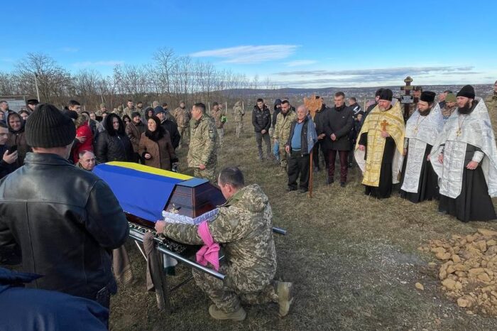 Comunitatea românească din Ostrița Herței și-a luat rămas bun de la militarul Valeriu Moroșan (FOTO)