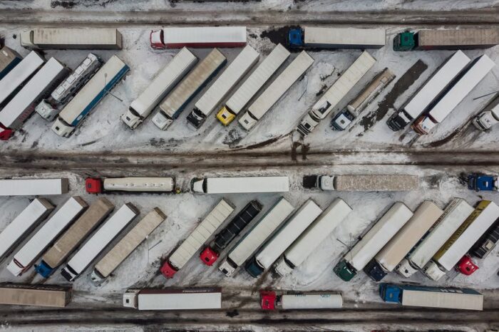 Ucraina a început să trimită camioane pe calea ferată în Polonia. Protestul transportatorilor polonezi continuă