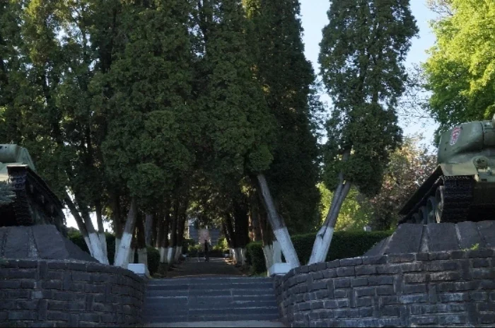 Monument sovietic, „decomunizat” în Transcarpatia. La Ujgorod nu vor să demonteze tancurile sovietice