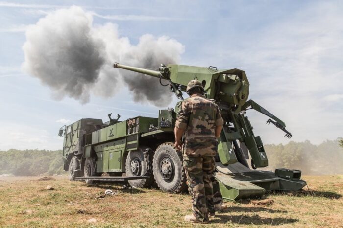 Ucraina va primi sisteme de artilerie autopropulsată Caesar de fabricație franceză