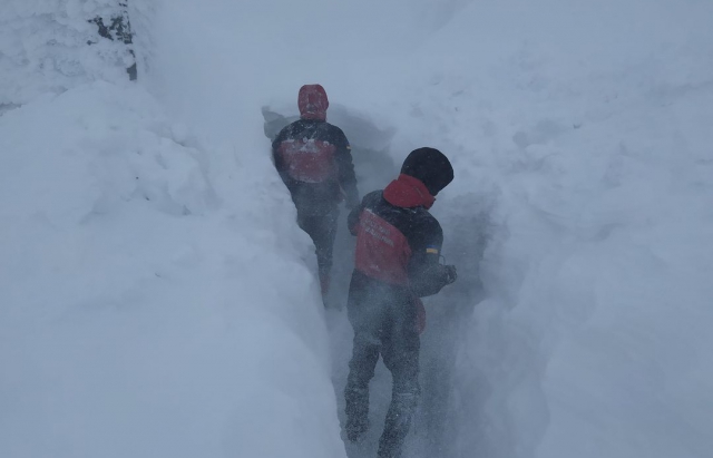 Zăpadă de doi metri în zona înaltă a Carpaților, turiștii sunt îndemnați să nu meargă acolo (FOTO)