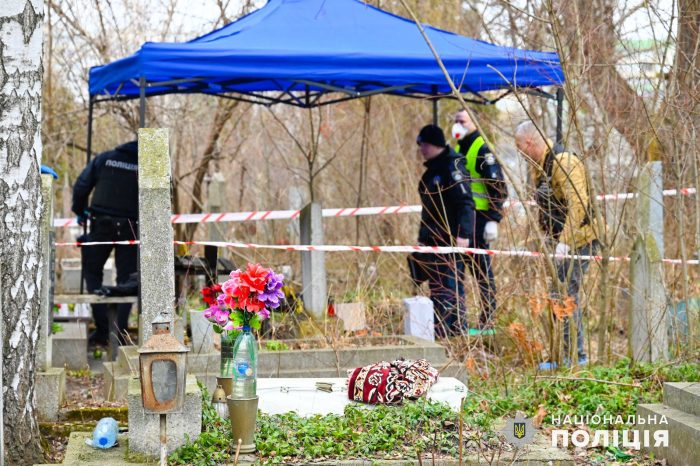 În Cimitirul Central al orașului Cernăuți, a fost găsit un cadavru de bărbat, parțial ars