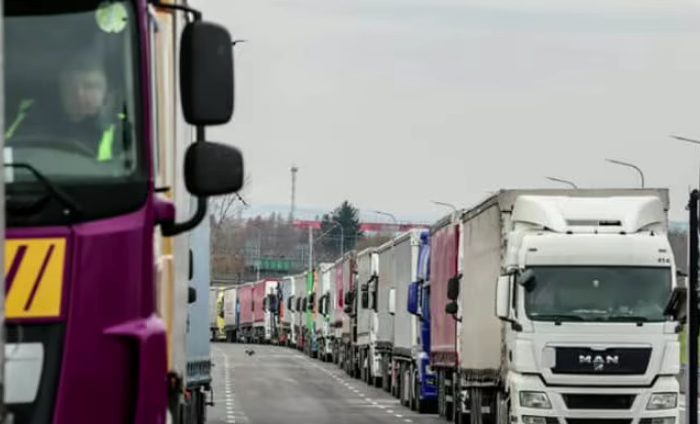 Fermierii polonezi au blocat complet traficul de camioane pe patru direcții