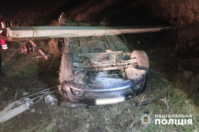 Accident rutier în Dinăuți. Un șofer a intrat cu mașina într-un stâlp electric