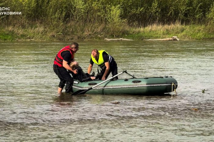 O femeie a fost scoasă din Prut de către polițiști