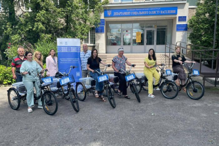 Șase comunități din regiunea Cernăuți cau primit biciclete electrice pentru asistenții sociali