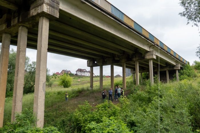 În regiunea Cernăuți din cauza deteriorării podului, carosabilul acestuia a fost îngustat