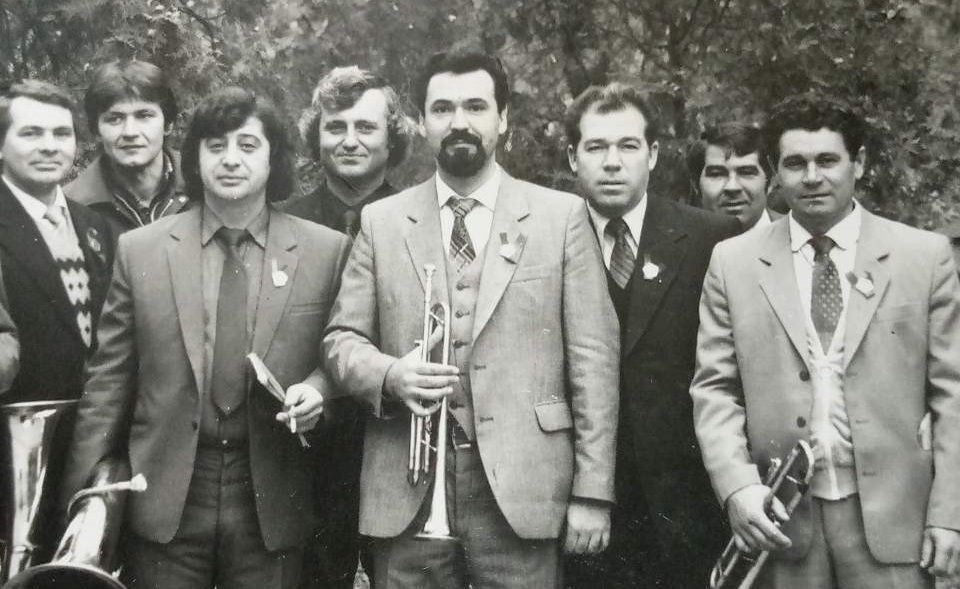 1984. În mijloc este Mihai Catanoi