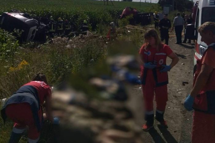 Grav accident rutier, soldat cu 14 morţi în Ucraina. Un microbuz s-a ciocnit violent cu o autocisternă