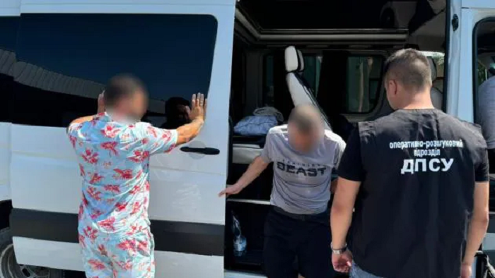 Un ucrainean a plătiti 13 mii de euro pentru a ajunge în România în portbajaul unui microbus