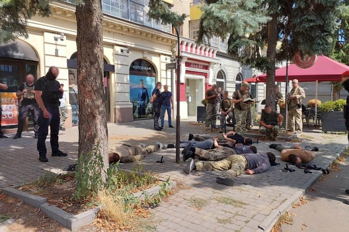 În Ujgorod au fost reținuți 6 bărbați în uniforme militare. La fața locului acționează organele de drept.