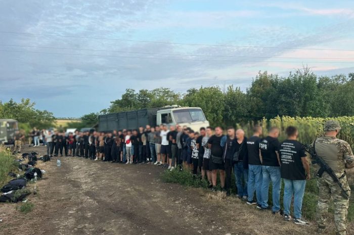 48 de bărbați înghesuiți într-un camion: grănicerii ucraineni au zădărnicit o tentativă de trecere ilegală a frontierei