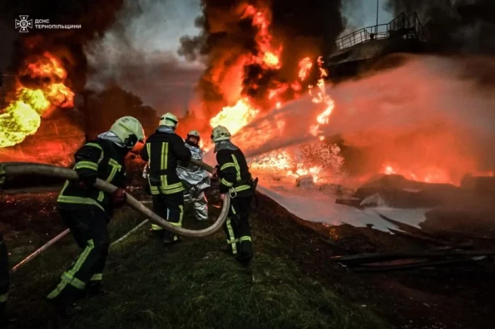 Atac rusesc asupra unui obiectiv industrial în regiunea Ternopil: incendiul continuă să ardă