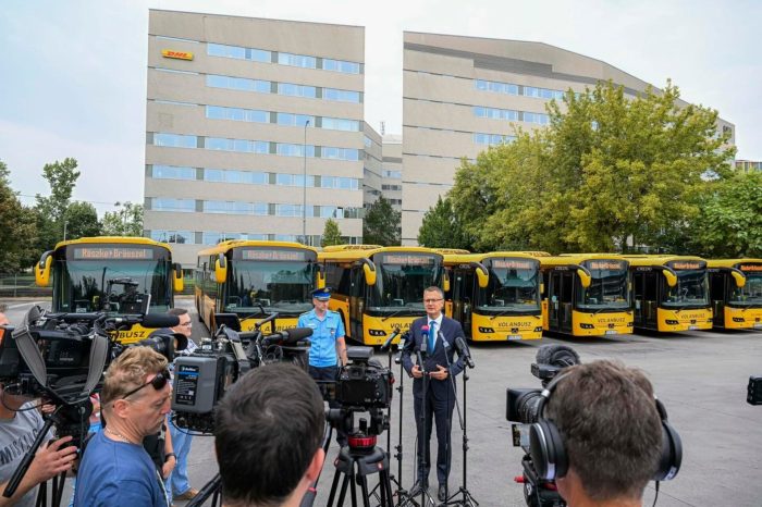 Autobuzele sunt pregătite: Un reprezentant al Ministerului de Interne din Ungaria a amenințat că va aduce migranți ilegali la Bruxelles (FOTO)