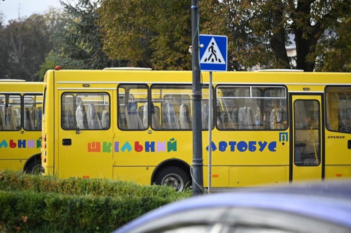 Transcarpatia: 14 comunități au primit autobuze școlare